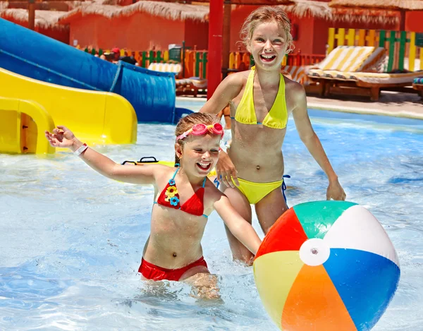 Enfants nageant dans la piscine . — Photo