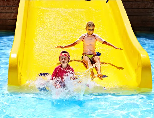 Kinder auf Wasserrutsche im Aquapark. — Stockfoto