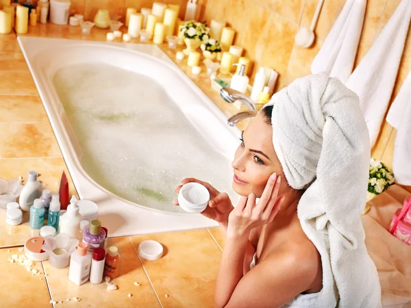 Mujer aplicando crema hidratante . — Foto de Stock