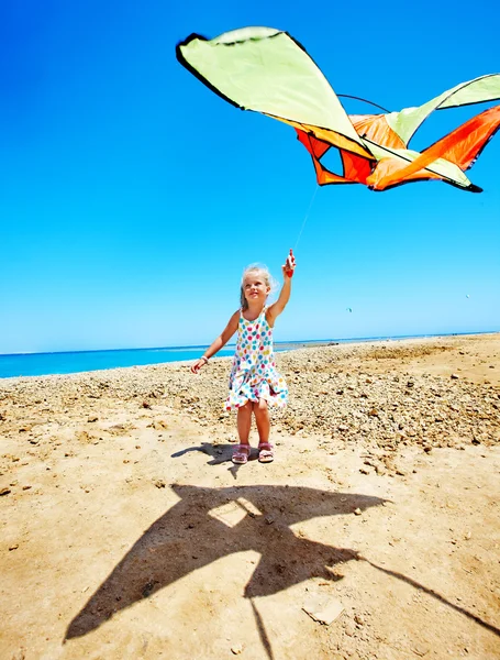 Kid flying kite outdoor. — Zdjęcie stockowe