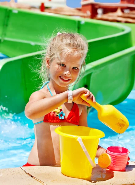Dziecko z wiaderkiem w basenie. — Zdjęcie stockowe