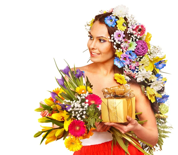 Mujer con caja de regalo y flor . — Foto de Stock