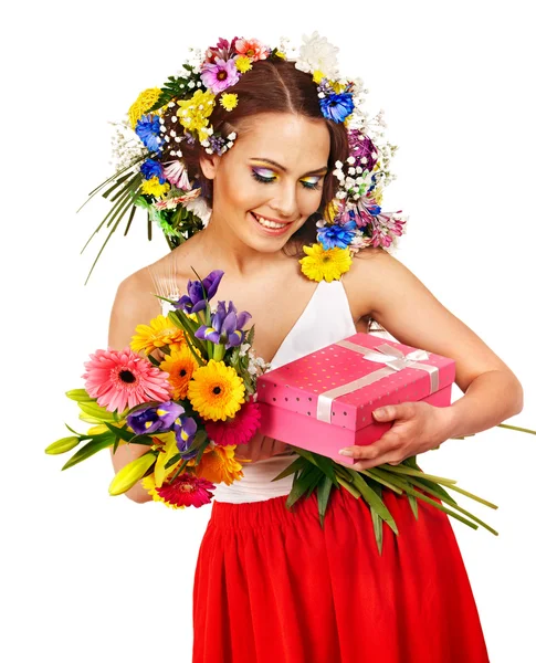 Kvinna med presentask och blomma. — Stockfoto