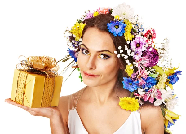 Mujer con caja de regalo y flor . — Foto de Stock