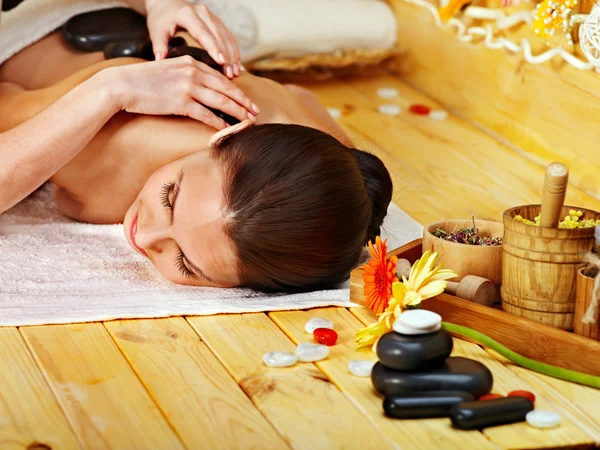 Mujer recibiendo masaje de piedra terapia  . — Foto de Stock