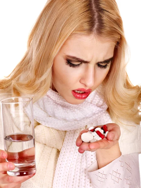 Junge Frau mit Grippe nimmt Tabletten. — Stockfoto