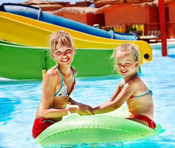 Kind auf Wasserrutsche im Aquapark. — Stockfoto