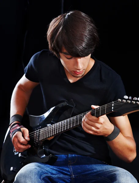 Człowiek gra na gitarze. — Zdjęcie stockowe