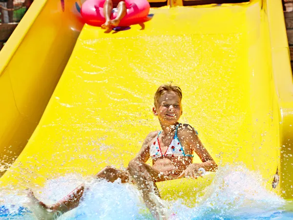 Kind auf Wasserrutsche im Aquapark. — Stockfoto