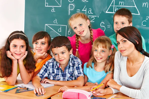 Bambino della scuola seduto in classe . — Foto Stock