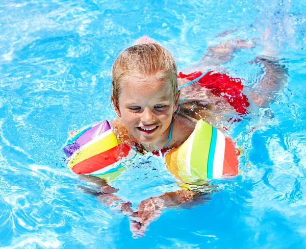 Dziecko z opaski w basenie. — Zdjęcie stockowe
