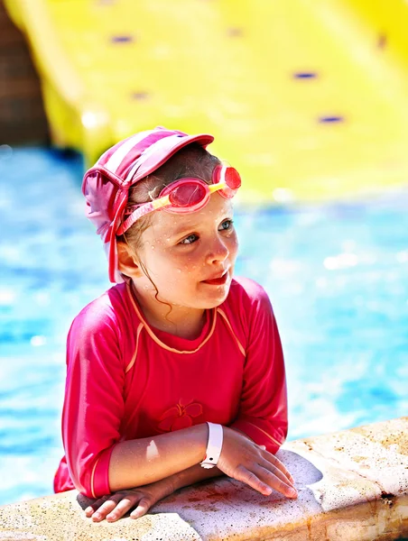 Bambino sullo scivolo d'acqua all'aquapark . — Foto Stock