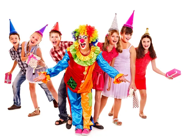 Grupo fiesta de cumpleaños de adolescente con payaso . — Foto de Stock