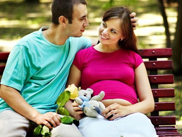 Donna incinta con uomo all'aperto . — Foto Stock