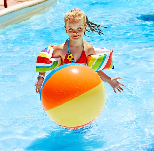 Bambino sullo scivolo d'acqua all'aquapark . — Foto Stock