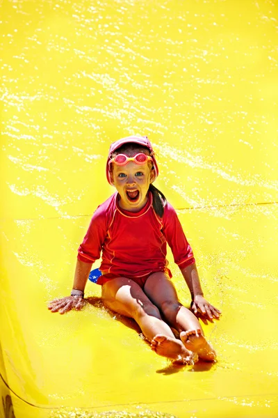 Kind op Wasser Rutsche op aquapark. — Stockfoto