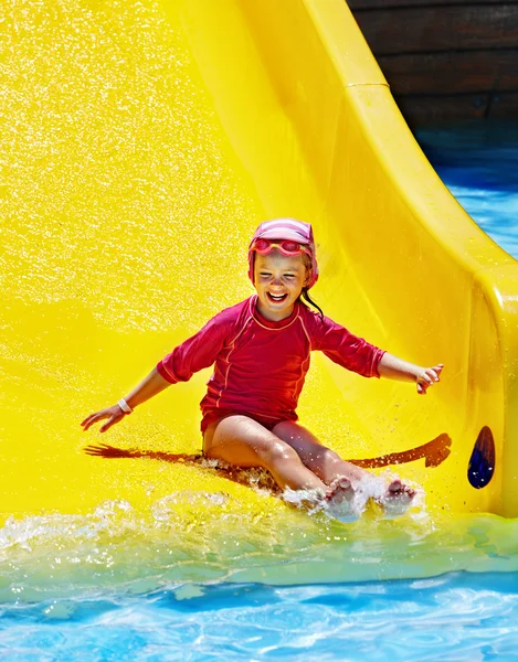 Enfant sur toboggan aquatique à aquapark . — Photo