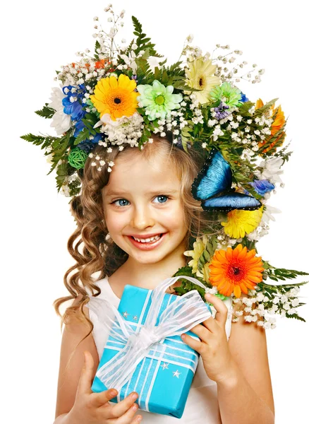Kind mit Geschenkbox und Blume. — Stockfoto