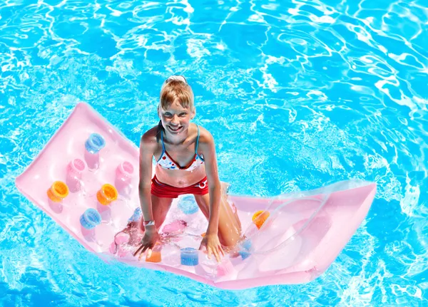 Enfant nageant sur matelas de plage . — Photo