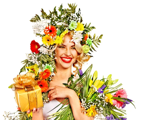 Γυναίκα με κιβώτιο δώρων και λουλουδιών. — Φωτογραφία Αρχείου