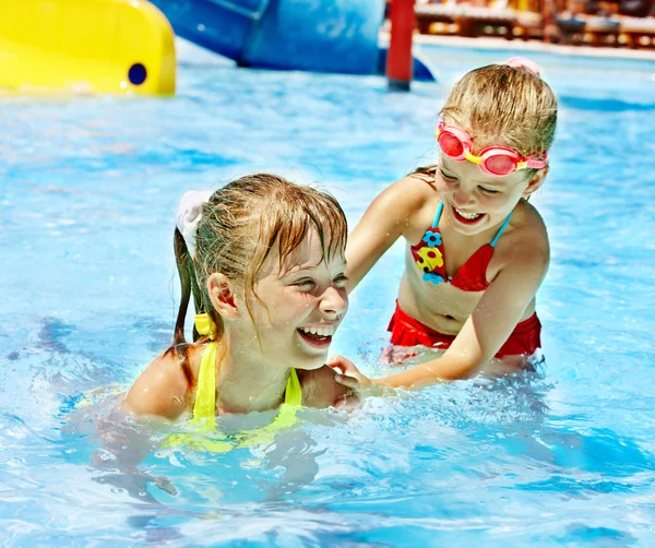 Kinderen op Wasser Rutsche op aquapark. — Stockfoto