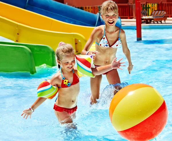 Bambino sullo scivolo d'acqua all'aquapark . — Foto Stock