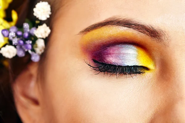 Mujer con flor y mariposa . —  Fotos de Stock