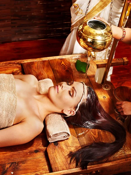 Mulher com tratamento de spa ayurvédico . — Fotografia de Stock