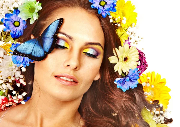 Mujer con flor y mariposa . —  Fotos de Stock