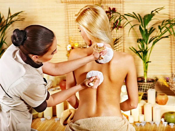 Vrouw krijgen kruiden bal massage . — Stockfoto