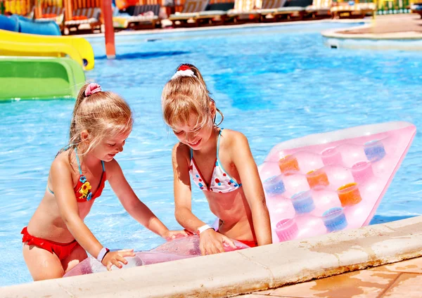 Kind op Wasser Rutsche op aquapark. — Stockfoto