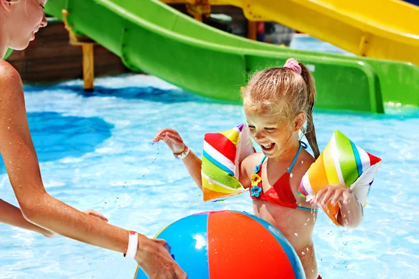 Kind auf Wasserrutsche im Aquapark. — Stockfoto