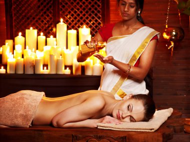 Ayurveda spa tedavisi olan kadın.