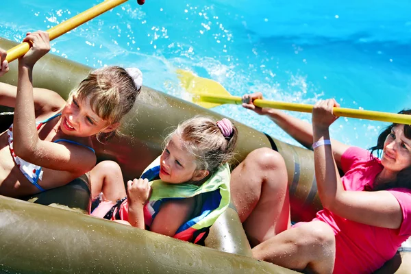 Familie fährt Gummiboot. — Stockfoto