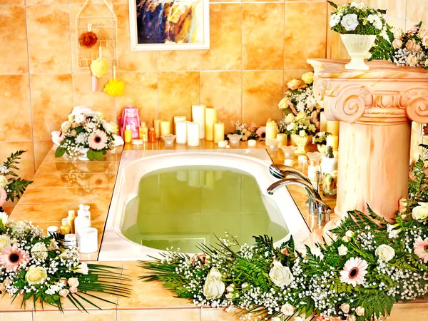 Fürdőszoba interior, pezsgőfürdő. — Stock Fotó