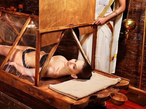 Frau mit Ayurveda-Sauna. — Stockfoto