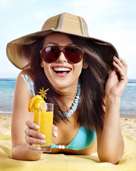 Tjej i bikini dricka alkohol coctail genom ett sugrör. — Stockfoto