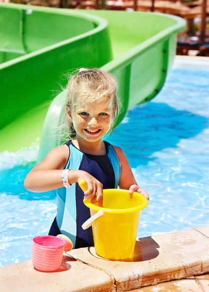 Niño con cubo en piscina . —  Fotos de Stock