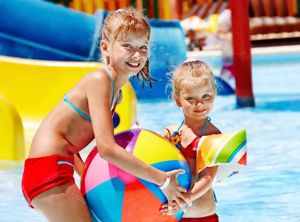 Kind op Wasser Rutsche op aquapark. — Stockfoto