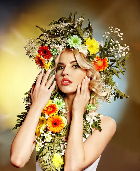 Donna con acconciatura fiore . — Foto Stock