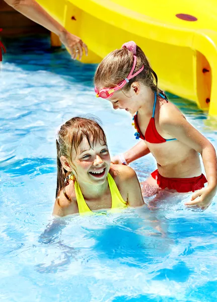 Bambini su scivolo acquatico a aquapark . — Foto Stock