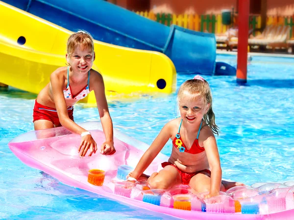 Kind op Wasser Rutsche op aquapark. — Stockfoto