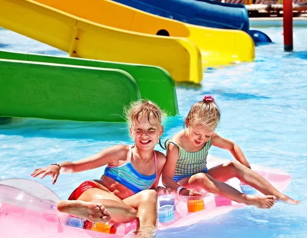 Kind op Wasser Rutsche op aquapark. — Stockfoto