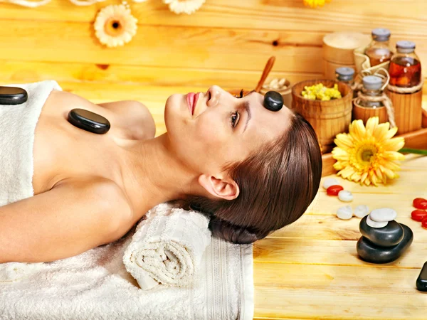 Mujer recibiendo masaje de piedra terapia  . —  Fotos de Stock