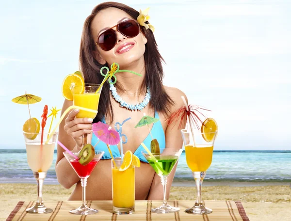 Chica en bikini en la playa bebiendo cóctel . — Foto de Stock