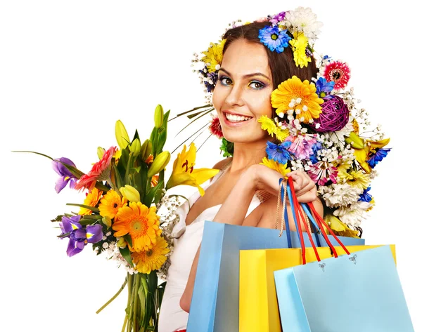 Mujer con bolsa de compras sosteniendo flor . — Foto de Stock