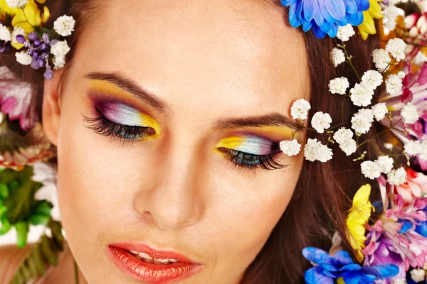 Mujer con flor y mariposa . —  Fotos de Stock