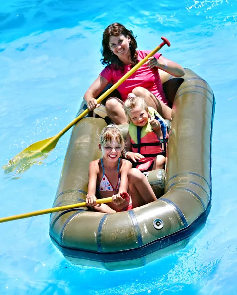 Familie fährt Gummiboot. — Stockfoto