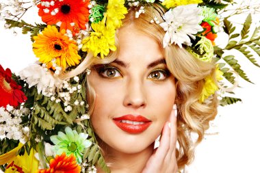 kadın ile telafi etmek ve çiçek.