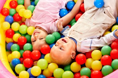 çocuk içinde renkli top.